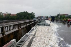 Xe đầu kéo chở vôi đâm gãy hàng chục mét lan can cầu