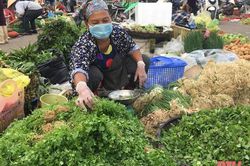 Mưa bão, rau đồng loạt tăng giá
