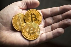 Giá Bitcoin hôm nay 14/10: Bitcoin vượt 57.000 USD, thị trường bùng nổ
