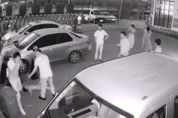 Người đàn ông bị gãy mũi khi đỡ cậu bé rơi từ tầng 3 khách sạn