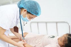Bé 9 tuổi ở Hà Nội nguy kịch tính mạng vì nhập viện điều trị sốt xuất huyết muộn