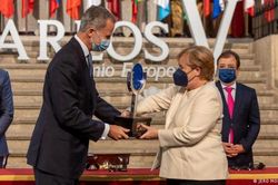 Bà Merkel nhận giải thưởng Carlos V của Tây Ban Nha
