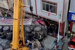 Xe tải 'điên' lao vào nhà dân ven đường, người mẹ nhanh tay bế con chạy kịp