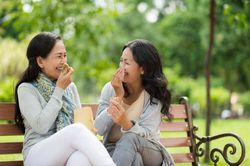 Tuổi trung niên, bạn bè càng ít cuộc sống càng chất lượng