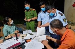 Phát hiện 2.000 bao thuốc lá điếu nhập lậu vận chuyển trên xe 'luồng xanh'