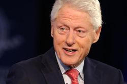 Cựu Tổng thống Bill Clinton nhập viện