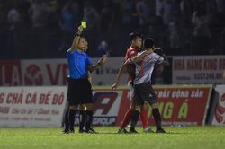 Cầu thủ, huấn luyện viên phản ứng trọng tài ngày càng nhiều