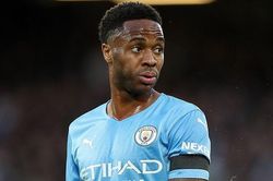 Bất mãn với Guardiola, Sterling dọa rời Man City