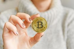 Giá Bitcoin tiến sát mức kỷ lục
