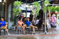 Người Đà Nẵng hồ hởi ra quán ăn sáng, uống cà phê