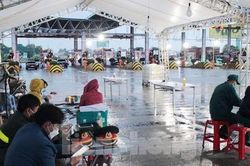 Lực lượng liên ngành Hà Nội ngồi dưới mưa 'canh' chốt cửa ngõ