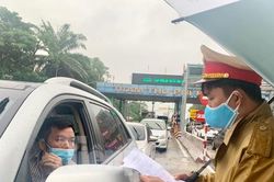 Chưa tiêm đủ 2 mũi vắc xin, người dân gặp khó khi ra vào thành phố Vinh
