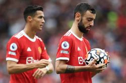 Ronaldo được giao đá phạt đền cho MU, Bruno Fernandes phản đối