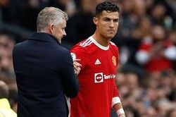 Solskjaer phản pháo Sir Alex vì để Ronaldo ngồi dự bị