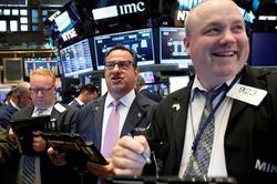 Dow Jones có tuần tăng mạnh nhất kể từ tháng 6/2021, tăng thêm gần 400 điểm