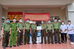 Thăm, tặng quà lực lượng tuyến đầu làm nhiệm vụ phòng, chống dịch
