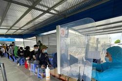 Người dân xếp hàng chờ khai báo y tế để vào Quảng Ninh