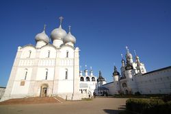 Thành phố cổ Rostov Velikyi trong sắc Thu nước Nga