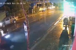 Tài xế ô tô thoát cửa tử sau cú tông bay người từ xe máy, dân mạng soi ra một lỗi nhiều người mắc