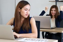Muốn nghỉ việc vì sếp ưu ái người giỏi nịnh hơn