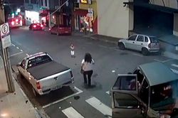 Cú đâm kinh hoàng, bé 5 tuổi văng xuống đường từ xe SUV
