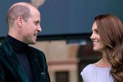 William mặc quần cũ 20 năm, Kate mặc váy cũ 10 năm, được công chúng hết lời khen ngợi