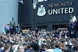 Newcastle đổi chủ: Lọ Lem không đổi đời sau một đêm