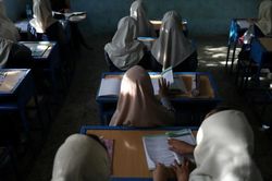 Taliban cam kết sớm cho nữ sinh đi học trở lại