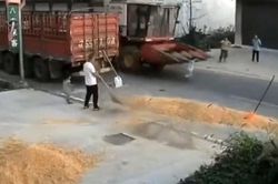 Sang đường không chú ý, cháu bé bị xe gặt 'móc' trúng