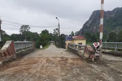 Dọn đất đá dùng để ngăn dân tại chốt kiểm soát dịch