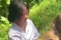 Nữ sinh quỳ gối giữa đồi thông bị đánh chảy máu mũi