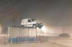 Bí ẩn chiếc xe chở hàng trên nóc nhà chờ xe buýt