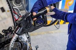 Giá xăng dầu hôm nay 18/10: Tăng mạnh, dầu Brent vượt ngưỡng 83 USD