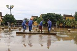 Người phố cổ Hội An tất bật dọn rác thải, bùn lầy sau lũ