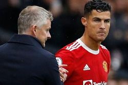 Ronaldo tỏ thái độ, bị đàn anh Neville 'dằn mặt'