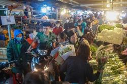 Chợ hoa lớn nhất Hà Nội tấp nập trước ngày 20/10