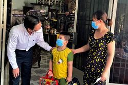Chăm lo trẻ mồ côi vì Covid-19, làm không khéo có thể thành sự thương hại