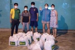 Vợ chồng lượm ve chai đến 2 giờ sáng xúc động nhận gói quà tiếp sức