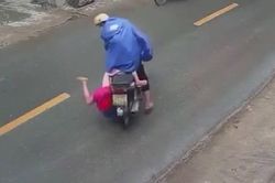 Hãi hùng cảnh bé trai bất ngờ ngã nhào xuống đường chỉ vì chiếc áo mưa
