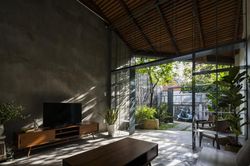 Nhà nhỏ nổi bật trong phố nhờ phá cách không gian