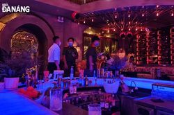 Tạm đình chỉ hoạt động quán bar đón khách bất chấp lệnh cấm