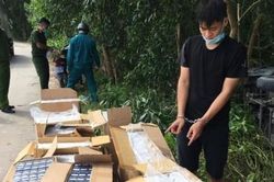 Xe tải 'luồng xanh' chở hàng lậu bỏ chạy, tài xế nhảy kênh trốn vẫn bị bắt