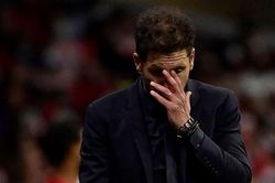 Simeone bị chỉ trích 'hèn nhát và nhỏ mọn' vì không bắt tay Klopp