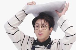 Cùng 1 chiếc áo người ta mặc ngầu mà Jungkook BTS như em bé