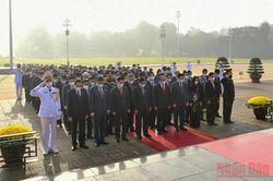 Lãnh đạo Đảng, Nhà nước vào Lăng viếng Chủ tịch Hồ Chí Minh trước kỳ họp Quốc hội