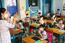 Học sinh Cần Giờ háo hức ngày đầu trở lại trường