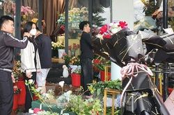 Hoa tươi ngày 20/10 đội giá nhiều lần vẫn 'cháy hàng' ở Nghệ An