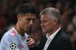 MU lại đấu Man City, Solskjaer hối hận Ronaldo