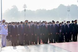 Lãnh đạo Đảng, Nhà nước và các Đại biểu Quốc hội vào Lăng viếng Bác