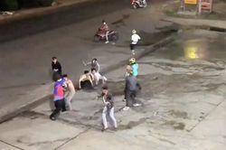 Hai nhóm thanh thiếu niên hẹn nhau ra quảng trường chém nhau kinh hoàng